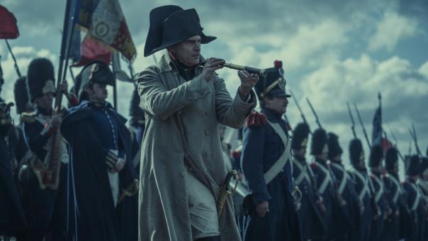 Napoleon (Joaquin Phoenix, Mitte) blickt auf das Schlachtfeld in NAPOLEON von Apple Original Films und Sony Pictures. Foto von Aidan Monaghan ©2023 Apple